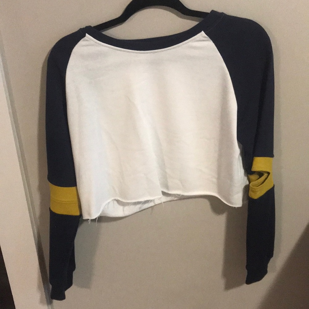 Cropped light sweatshirt